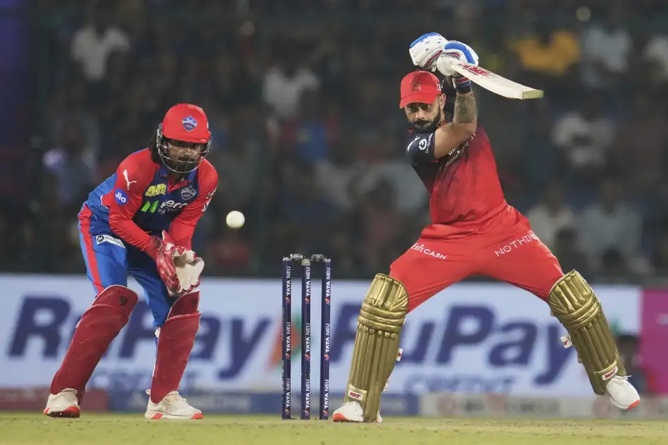 Virat Kohli punches off the back foot in RCB vs DC match